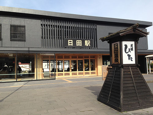 リニューアルした日田駅。