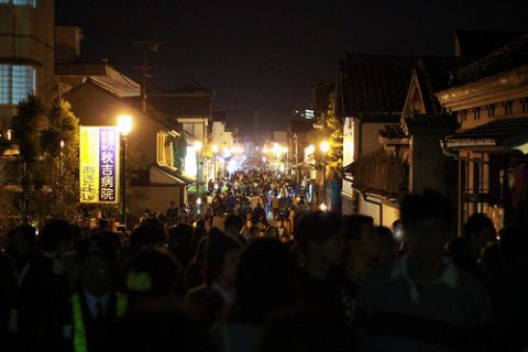 江戸時代の町並みの夜がこんな賑わいに。